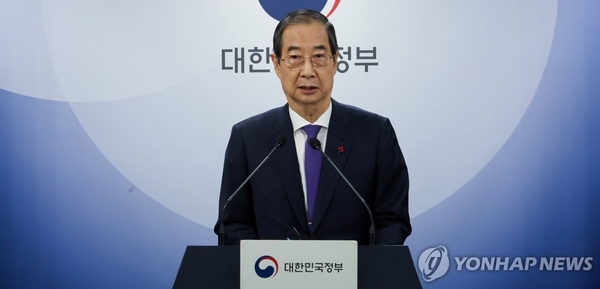 26일 긴급 대국민 담화를 발표하는 한덕수 대통령 권한대행. 한 권한대행은 이날 더불어민주당이 국회에서 가결한 헌재 재판관 임명안을 거부했다. /연합