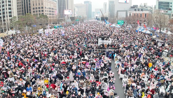 지난 21일 광화문 집회의 모습. 이날 세종문화회관부터 시청역 대한문 부근까지 200만 명(주최 측 추산)의 애국시민이 모였다. /대국본