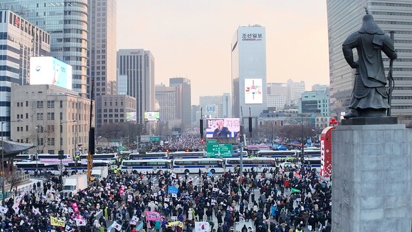 21일 세중문화회관 이순신 동상에서 찍은 광화문 집회의 모습. /대국본