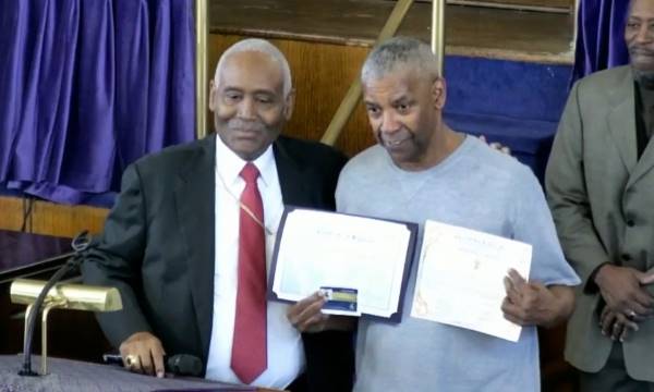 세례 증서와 목사 자격증을 받은 덴젤 워싱턴.  /페이스북 영상 캡처 