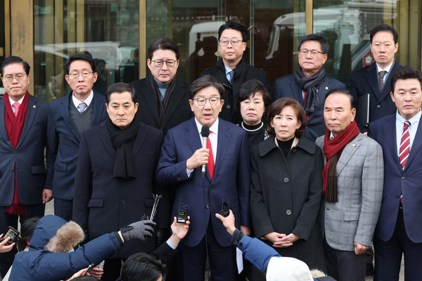 국민의힘 권성동 원내대표와 4선 이상 중진 의원, 국회 법제사법위원회 소속 의원들이 6일 오후 서울 종로구 헌법재판소에 윤석열 대통령 탄핵소추 사유에서 내란죄를 철회한 것과 관련해 항의방문한 뒤 입장을 밝히고 있다. /연합