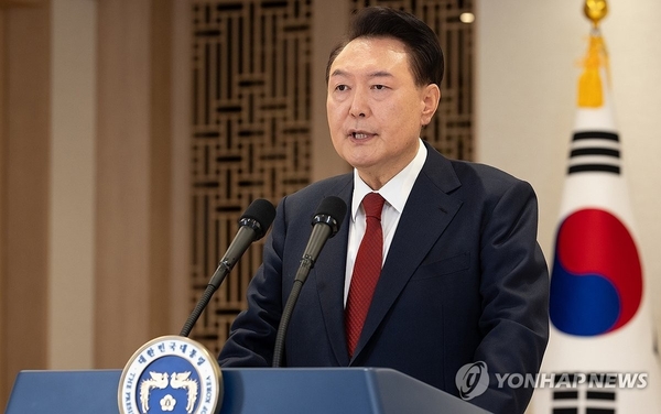 윤석열 대통령의 지난해 12월 12일 대국민 담화 당시 모습. 지난해 12월 3일 윤 대통령의 갑작스런 비상계엄령 선포로 혼란해했던 국민들은 점점 이성을 되찾고 사태를 다시 바라보고 있다. 그 결과 윤 대통령의 이야기에 공감하는 국민들이 갈수록 늘고 있다. /연합