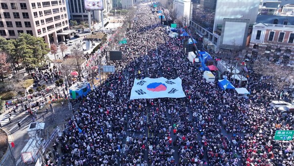 지난 4일 윤석열 대통령의 탄핵을 저지하기 위한 '광화문 국민혁명대회'에 모인 애국시민들이 대형 태극기를 펼치는 퍼포먼스를 선보이고 있다. 이날 주최 측 추산 300만 명이 모였다. /대국본