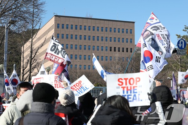 15일 오후 경기 과천시 정부과천청사 앞에서 애국시민들이 '윤석열 대통령 체포 무효·탄핵 반대' 집회를 열고 있다. /뉴스1