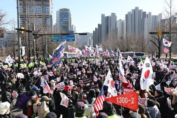 15일 오후 경기 과천시 정부과천청사 앞에서 애국시민들이 '윤석열 대통령 체포 무효·탄핵 반대' 집회를 열고 있다. /뉴스1