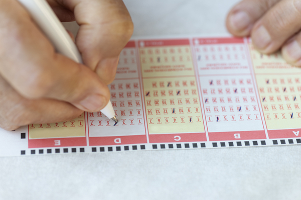 중국에서 직원들에게 복권을 나눠준 회사가 직원의 당첨 사실을 확인한 후 ‘동료들과 나누라’라고 지시해 논란을 불러일으켰던 사건이 다시 화제를 모으고 있다. /게티이미지