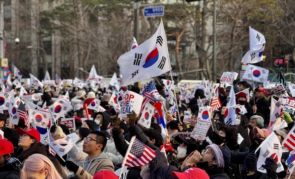 지난 1일 대국본 주최로 서울 광화문 광장에서 열린 ‘윤석열 대통령 탄핵 반대 국민대회’ 참석자들이 태극기를 흔들고 있는 모습. /대국본
