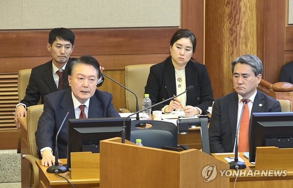 윤석열 대통령이 지난 4일 서울 종로구 헌법재판소에서 열린 본인의 탄핵심판 5차 변론에 피청구인으로 출석해 진술하고 있다. /연합