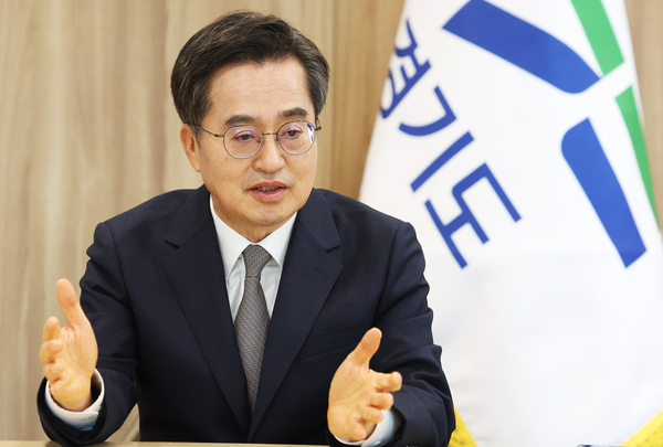 김동연 경기도지사가 지난해 12월 26일 경기도 수원시 경기도청에서 신년 인터뷰를 하고 있다. /연합