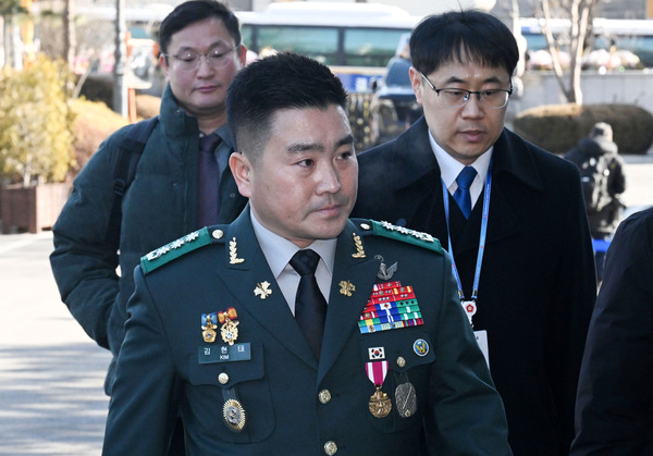 윤석열 대통령 탄핵 심판 6차 변론기일이 열린 6일 서울 종로구 헌법재판소에서 김현태 육군 특수전사령부 707특수임무단장이 증인 출석을 위해 심판정으로 향하고 있다. /연합