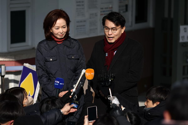 국민의힘 윤상현·김민전 의원이 7일 경기도 의왕시 서울구치소에서 윤석열 대통령 면회를 마친 후 관련 인터뷰를 하고 있다. /연합