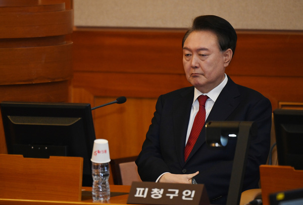 윤석열 대통령이 6일 서울 종로구 헌법재판소에서 열린 탄핵심판 6차 변론에 출석해 생각에 잠겨 있다. /연합
