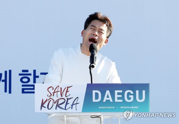 지난 8일 오후 동대구역 광장에서 열린 윤석열 대통령 탄핵반대 집회에서 전한길 강사가 연설을 하고 있다. 전 강사는 윤 대통령 탄핵은 기각될 것이라며 "지금 조기대선을 떠드는 국민의힘 의원은 부모님이 살아계신데 제삿상 준비하는 후레자식과 뭐가 다르냐"고 일침을 놨다. /연합