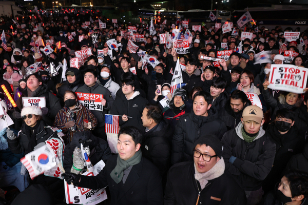 지난 1월 5일 서울 한남동 대통령 관저 인근에서 열린 윤석열 대통령 탄핵 취소 및 체포 반대 집회의 모습. 윤 대통령 탄핵반대 집회가 좌익의 탄핵찬성 집회와 가장 큰 차이점은 젊은층의 대거 참여와 이들이 모두 자발적으로 참여한다는 점이다. /연합
