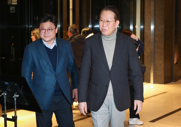 지난 9일 오후 국민의힘 권영세 비상대책위원장이 당 중진의원들과 비공개 만찬을 하는 여의도 식당에 들어서고 있다. 현재 국민의힘 지지층은 윤석열 대통령 탄핵반대 투쟁에 미온적인 당 지도부를 강하게 비판하고 있다. /연합