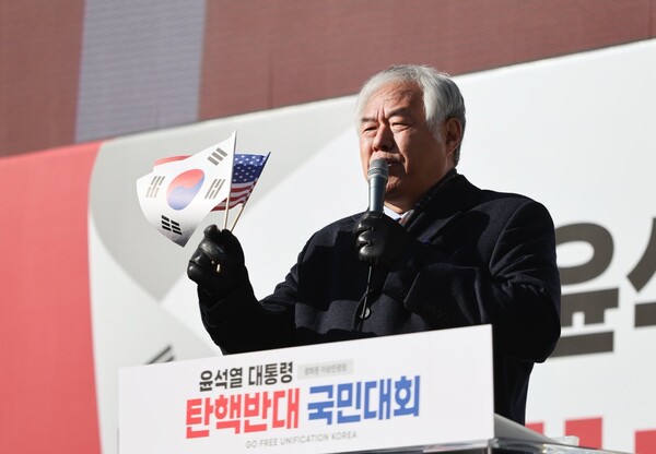 전광훈 대국본 국민혁명의장이 광화문 연단에서 연설 중인 모습. /연합