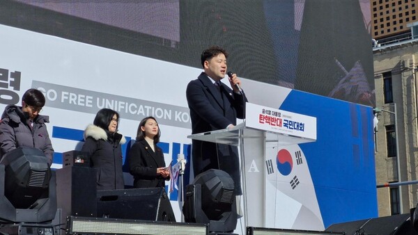 ‘자유통일당의 시간’에서 사회를 맡은 손민기 대변인과 (왼쪽 뒤부터) 연사로 나온 구주와 변호사,김성림 여성대변인, 임수진 청년최고위원. /대국본