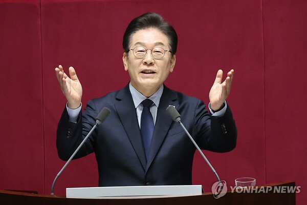 이재명 더불어민주당 대표가 10일 국회에서 교섭단체 대표연설을 하고 있다. 이재명 대표는 연설에서 국회의원 국민소환제를 도입하겠다고 밝혔다. /연합