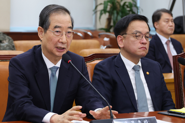 한덕수 국무총리가 지난 6일 국회에서 열린 ‘윤석열 정부의 비상계엄 선포를 통한 내란 혐의 진상규명 국정조사 특별위원회’ 3차 청문회에서 질문에 답변하고 있다. /연합