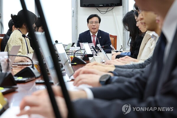 기자들과 간담회를 가진 송언석 국민의힘 의원. 현재 국회 기획재정위원장을 맡고 있다. 송 의원은 이재명 대표가 상속세법 개정과 관련해 끊임없이 거짓말을 하고 있다고 비판했다. /연합