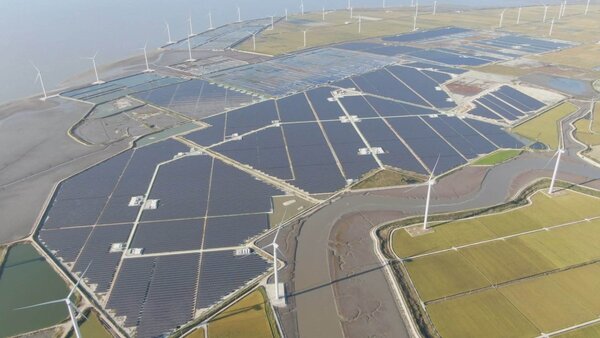 2020년 11월 준공한 전남 영광 소재 태양광·풍력 발전 단지. 전남 영광에는 한빛 원전도 있다. 문재인 정권 시절 호남지역에 무분별하게 지은 신재생에너지 시설 때문에 최근 한빛원전 출력제한 요청이 빈번하다고 한다. /연합