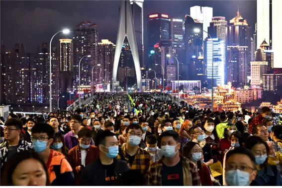 14억 인구, 6000만 화교, 100만 해외 유학생, 160개국 500개 공자학원은 중국 정보기관의 엄청난 자산이다. 사진은 국경일을 즐기고 있는 중국 충칭 사람들. /비즈니스 인사이더