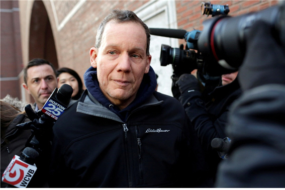 중국과의 기술협력으로 미국에 수억 달러 해를 입힌 나노 기술 분야 세계적 석학 찰스 리버 교수.  /블룸버그