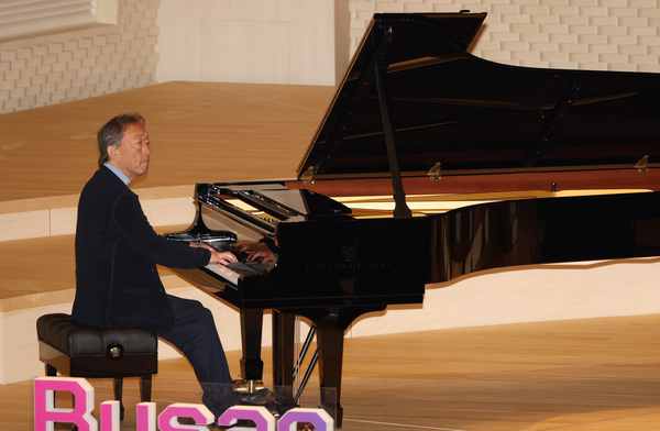 정명훈 클래식부산 예술감독이 17일 오후 부산 부산진구 부산콘서트홀에서 열린 기자 간담회에서 피아노 연주를 하고 있다. /연합