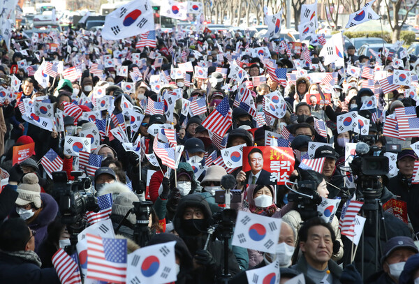 18일 오후 대구 중구 반월당에서 윤석열 대통령 탄핵을 반대하는 '3·1절 1000만혁명을 위한 지역 국민대회'가 열리고 있다. /뉴스1