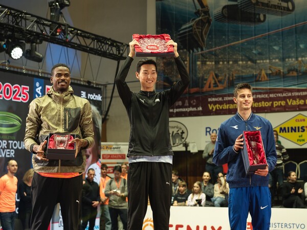 우상혁(가운데)이 19일(한국시간) 슬로바키아 반스카비스트리차에서 열린 2025 세계육상연맹 인도어 투어 실버 반스카비스트리차 실내높이뛰기 대회에서 2ｍ28을 넘어 우승한 뒤, 시상식에서 환하게 웃고 있다. /대한육상연맹