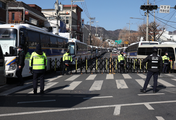 윤석열 대통령 탄핵 심판 9차 변론기일인 18일 서울 종로구 헌법재판소 인근에서 경찰이 경계 근무를 서고 있다. /연합