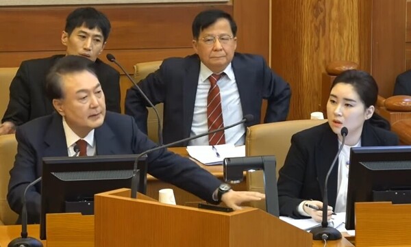 지난 13일 헌법재판소에서 열린 윤석열 대통령 탄핵심판 변론기일에서 김계리 변호사가 문형배 소장권한대행에게 질의하자 이를 말리는 윤석열 대통령. /헌재 탄핵심판 중계영상 캡처