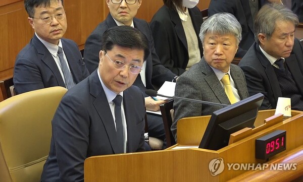 2월 4일 윤석열 대통령 탄핵심판 4차 변론기일에 증인으로 출석한 홍장원 전 국가정보원 1차장. 그는 ‘계엄 당시 체포 대상 정치인 명단’을 적은 메모를 공개해 더불어민주당의 대통령 탄핵소추 추진에 힘을 실어줬다. /연합