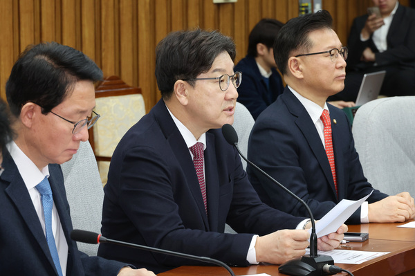 국민의힘 권성동 원내대표(가운데)가 21일 국회에서 열린 원내대책회의에서 발언하고 있다. /연합