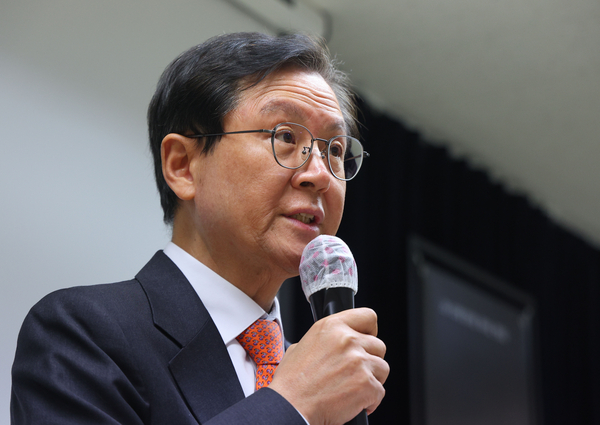 윤석열 대통령 법률대리인단 윤갑근 변호사가 지난달 25일 서울 스페이스쉐어 강남역센터에서 열린 기자회견에서 발언하고 있다. /연합