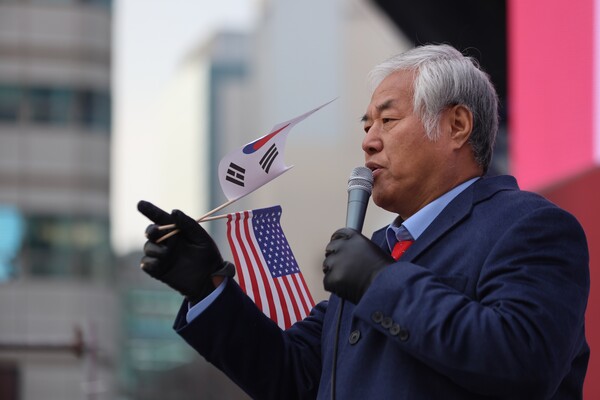 전광훈 국민혁명의장은 이날 연설에서 “중앙지법은 불법으로 구속된 윤 대통령을 석방해야 한다”고 촉구했다. /대국본