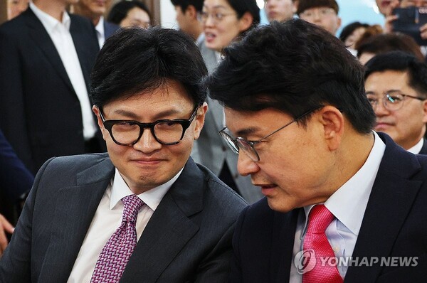 국민의힘 윤상현 의원과 한동훈 전 비상대책위원장이 지난해 7월 전당대회에 앞서 서울 여의도 중앙당사에서 열린 ‘미래를 위한 약속, 공정 경선 서약식’에서 대화하고 있다. /연합