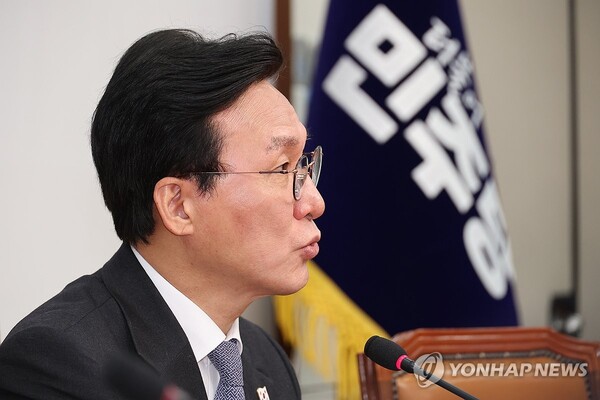 지난 23일 국회에서 기자간담회를 연 김민석 더불어민주당 최고위원. 그는 간담회에서 "국민의힘은 극우 전광훈의 2중대"니 "국힘은 이재명을 이길 수 없다"느니 하며 여당과 윤 대통령 탄핵반대 진영을 폄하했다. /연합