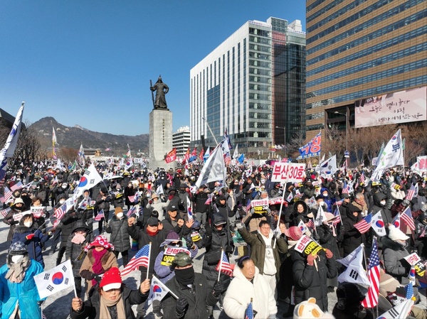 지난 8일 대한민국바로세우기국민운동본부(대국본) 주최로 서울 광화문 이승만 광장 일대에서 열린 윤석열 대통령 탄핵반대 국민대회에 모인 사람들. 전국 곳곳에서 대규모 탄핵반대 집회가 열리고 전국 각 대학에서 탄핵반대 시국선언이 올라오고 있음에도 국민의힘 수뇌부는 ‘조기대선’을 꿈꾸고 있다. /자유일보 DB