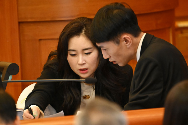 25일 서울 종로구 헌법재판소에서 열린 윤석열 대통령 탄핵심판 11차 변론에서 윤 대통령 측 변호인들이 이야기를 나누고 있다. /연합