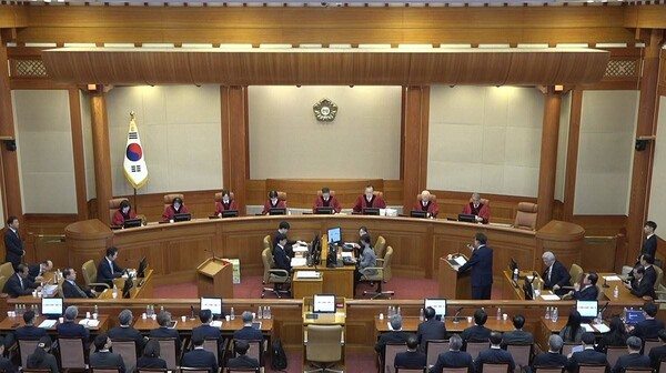 윤석열 대통령이 25일 서울 종로구 헌법재판소에서 열린 윤 대통령 탄핵심판 11차 변론에서 최종 의견 진술을 위해 이동하고 있다. /연합