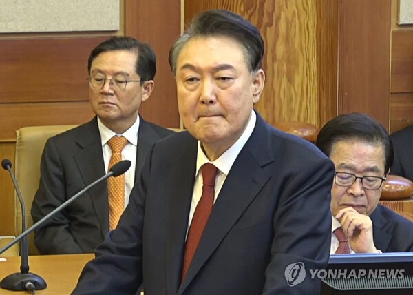 지난 25일 헌법재찬소에서 열린 윤석열 대통령 탄핵심판 최종변론기일에서 윤 대통령이 최종진술을 하고 있다. 윤 대통령과 대통령 변호인단이 진술에서 북한, 간첩, 중국 이야기를 꺼내자 기성언론들은 강하게 반발했다. /연합