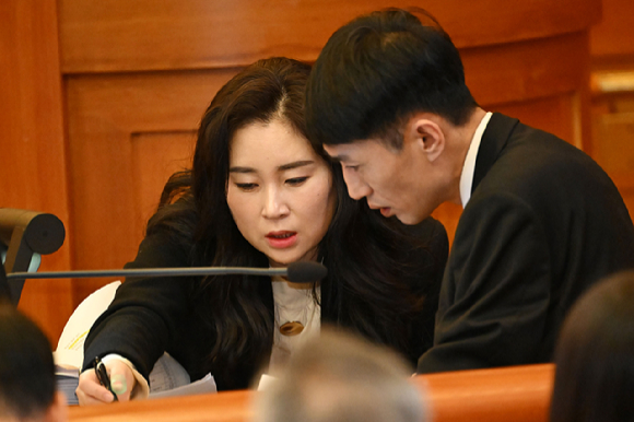 지난 25일 윤석열 대통령 탄핵심판 최종변론기일에 진술 내용 등에 대해 논의하는 김계리 변호사와 이동찬 변호사. 두 사람은 28일 서울 광화문 이승만 광장에서 열리는 집회에 연사로 나선다. /연합