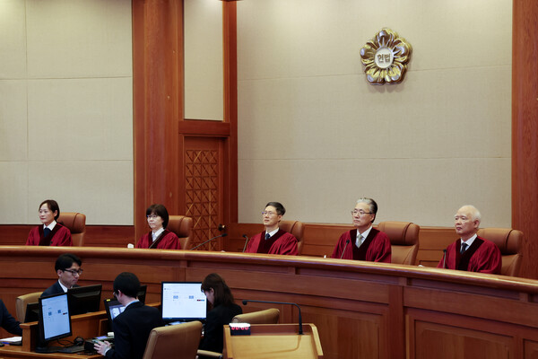 믄형배 헌법재판소장 권한대행과 재판관들이 27일 서울 종로구 헌법재판소 대심판정에서 열린 마은혁 재판관 후보자 불임명 관련 권한쟁의심판 선고에 입장해 자리하고 있다. /연합