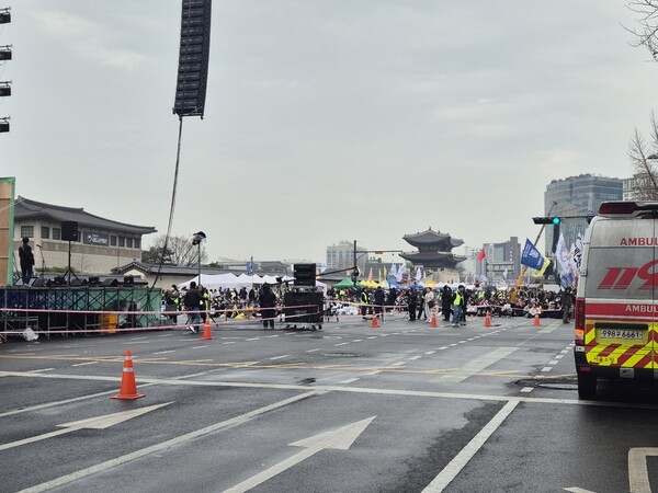 1일 안국역 주변에서 열린 윤 대통령 탄핵 찬성 좌파 집회의 모습. 탄핵 반대 광화문 집회에 비해 훨씬 적은 인원이 모여 쓸쓸한 모습이 연출됐다. /자유일보