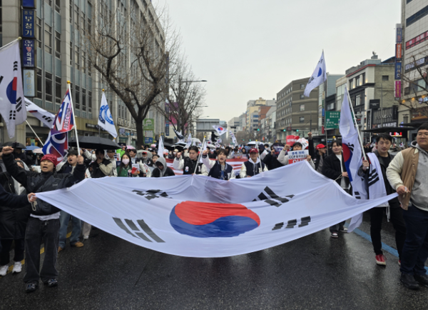 윤석열 대통령 탄핵을 반대하는 전국 33개 대학생들이 서울 혜화로에서 종각역까지 거리행진을 하고있다. /매일신문