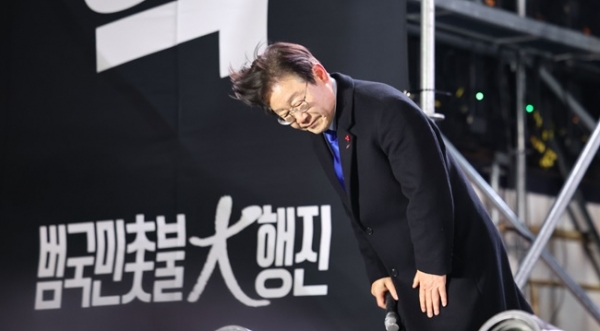 지난해 12월 14일 서울 여의도에서 열린 윤석열 대통령 탄핵촉구 촛불집회에서 참석자들에게 인사하는 이재명 더불어민주당 대표. 헌법재판소가 윤석열 대통령 탄핵을 인용하면 가장 득을 볼 사람으로 이재명 대표가 꼽힌다. /연합