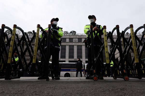 윤 대통령 탄핵 심판이 헌법재판소의 선고만 남겨둔 2일 서울 종로구 헌법재판소 앞에 경찰들이 근무하고 있다. /연합