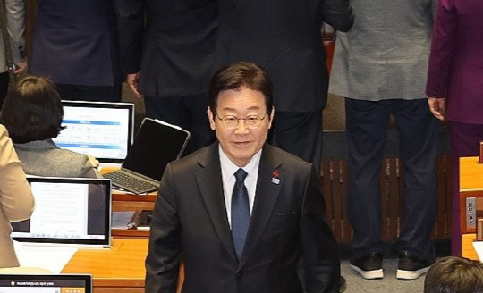 지난해 12월 27일 한덕수 국무총리 탄핵소추안이 국회에서 가결된 뒤 웃으면서 본회의장 통로로 빠져 나오는 이재명 더불어민주당 대표. 그는 이때까지만 해도 ‘조기대선’을 통한 집권가도가 탄탄대로일 것으로 예상한 듯 하다. /연합