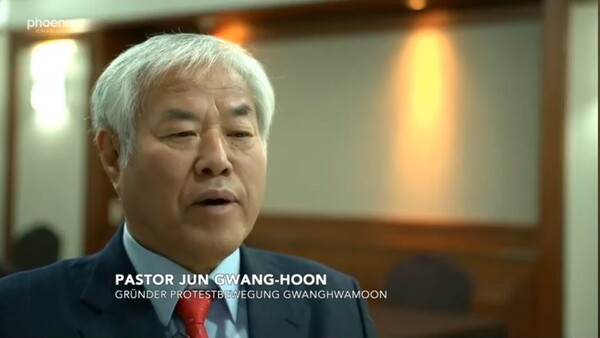독일 공영 시사교양채널 ‘피닉스 TV’는 최근 우리나라 상황에 대한 다큐멘터리를 방영했다. 다큐에 나온 전광훈 사랑제일교회 목사. 이 다큐는 서방 기성언론과 달리 탄핵반대와 부정선거 의혹 조사를 촉구하는 사람들의 인터뷰도 많이 담았다. /피닉스TV 영상캡처